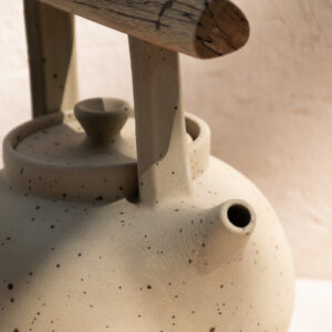 TEAPOT WITH WOODEN HANDLE
